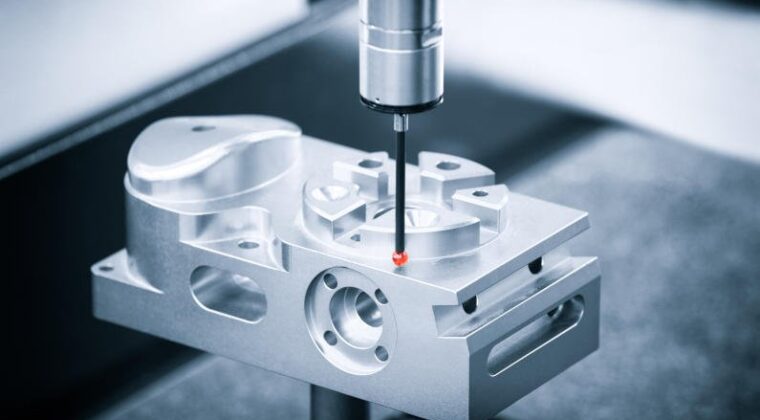 CNC tezgahında işlenen metal parçanın hassas ölçüm cihazlarıyla kalite kontrolü yapılıyor.