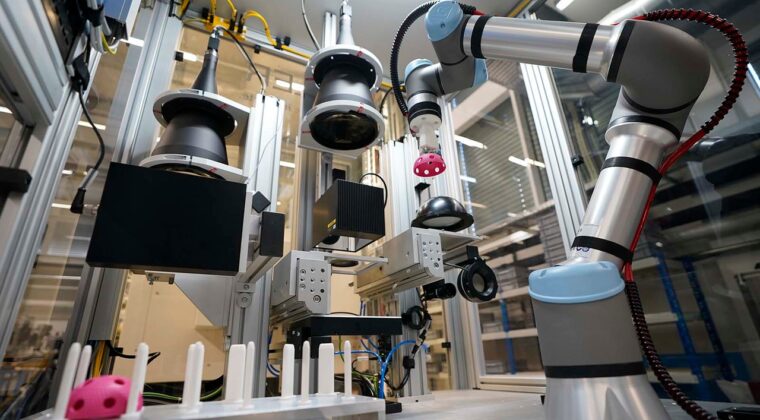 Plastik enjeksiyonla üretilmiş bir parçanın laboratuvar ortamında çekme testi cihazıyla mekanik dayanıklılık testi yapılıyor.