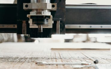 CNC router tezgâhı ahşap bir yüzey üzerinde hassas oyma yapıyor – Bursa CNC ahşap kesim