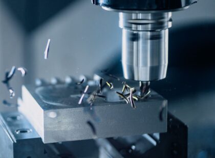 Metal parça üzerinde çalışan CNC freze tezgâhının yakın çekimi – Bursa CNC freze