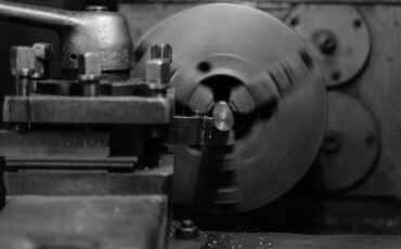 CNC torna tezgâhının mekanik detaylarını gösteren yakın çekim görüntü – Bursa CNC torna